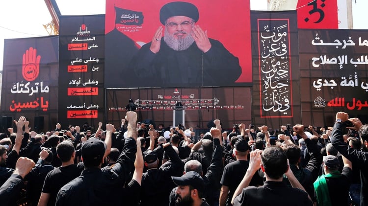 Una multitud en Beirut escucha un discurso de Hassan Nasrallah, el líder de Hezbollah (REUTERS/Aziz Taher)