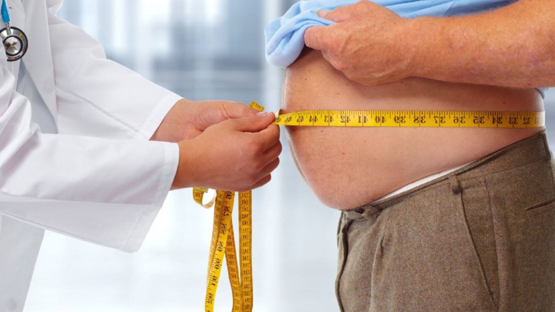 Persona obesa siendo medida por un especialista