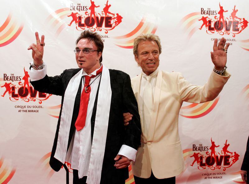 Imagen de archivo de los magos Roy Horn (izq) y Siegfried Fischbacher saludando tras una gala de "The Beatles LOVE by Cirque du Soleil" en el hotel y casino Mirage de Las Vegas, EEUU. 30 junio 2006. REUTERS/Steve Marcus