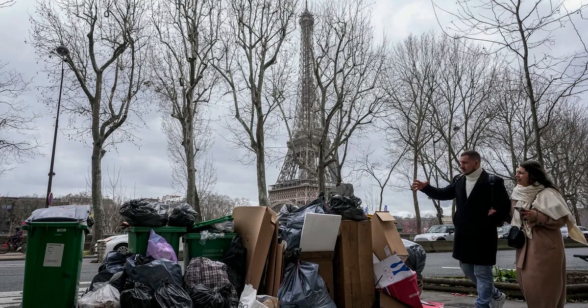 Mountains of garbage, Paris’ new “tourist attraction” due to strikes