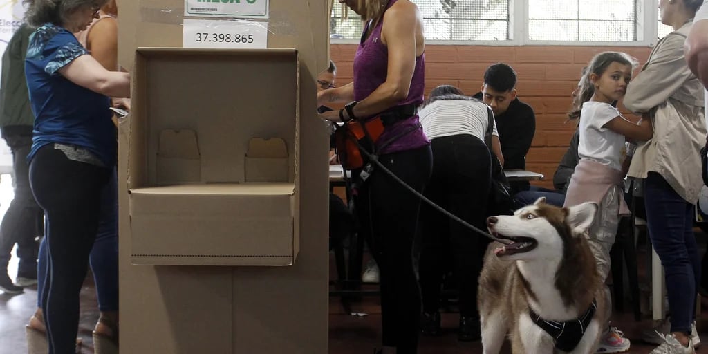 Abren los centros de votación en Colombia para elegir cargos locales y regionales