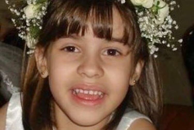 Un informe del director del Instituto de Ingeniería Biomédica de la Universidad George Washington, James Hahn, en 2013, aseguró que las marcas encontradas en el cuello de Isabella, no fueron hechas por su padre y su madrastra. No se correspondían con la morfología de ambas manos