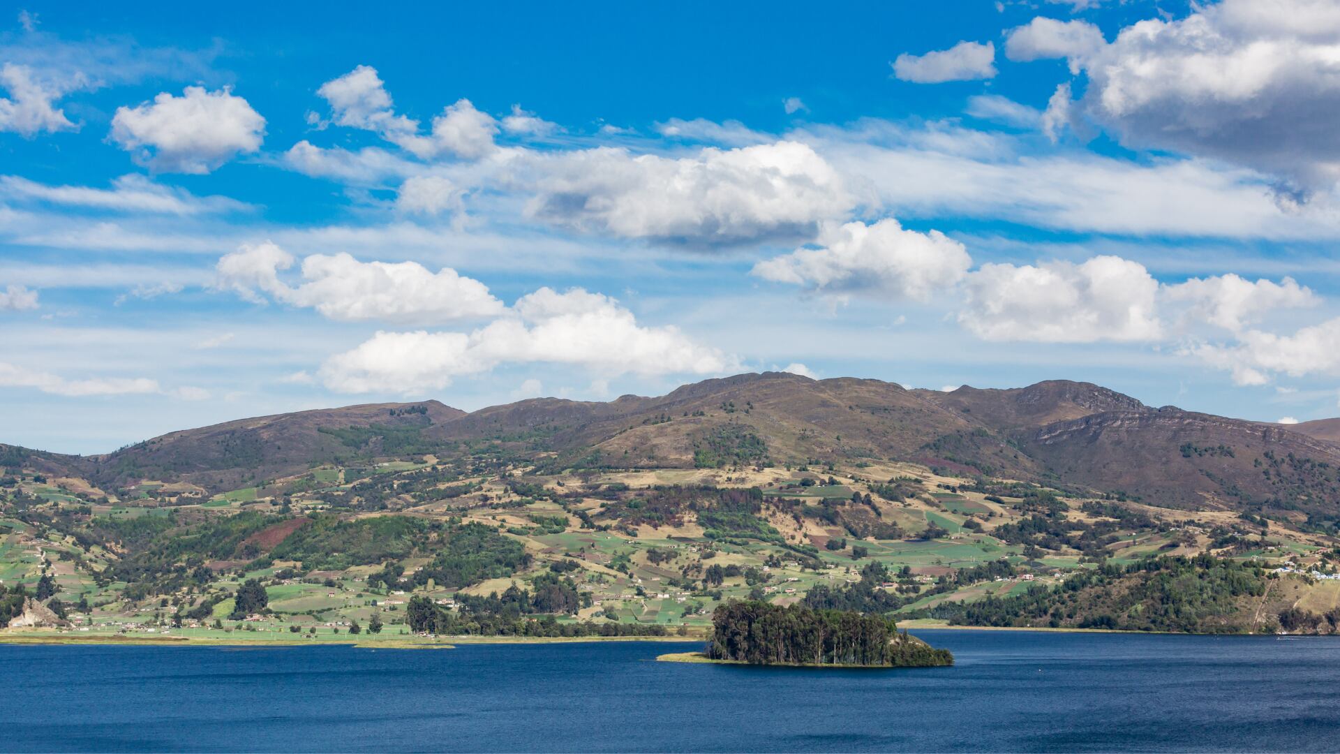 El Lago de Tota es el lugar perfecto para explorar sus rincones ocultos, practicar kayak o disfrutar excursiones  - crédito Canva