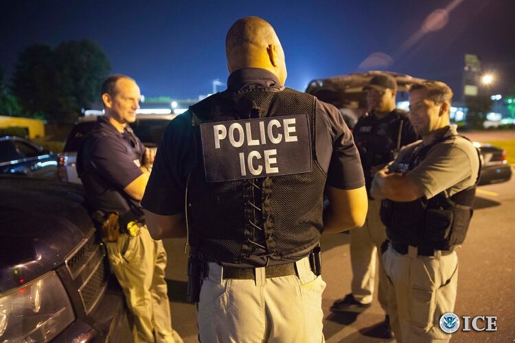 Los oficiales también se enfocaron en personas que habían sido liberadas de jurisdicciones no cooperativas (Foto: Facebook Inmigration and Customs Enforcement) 