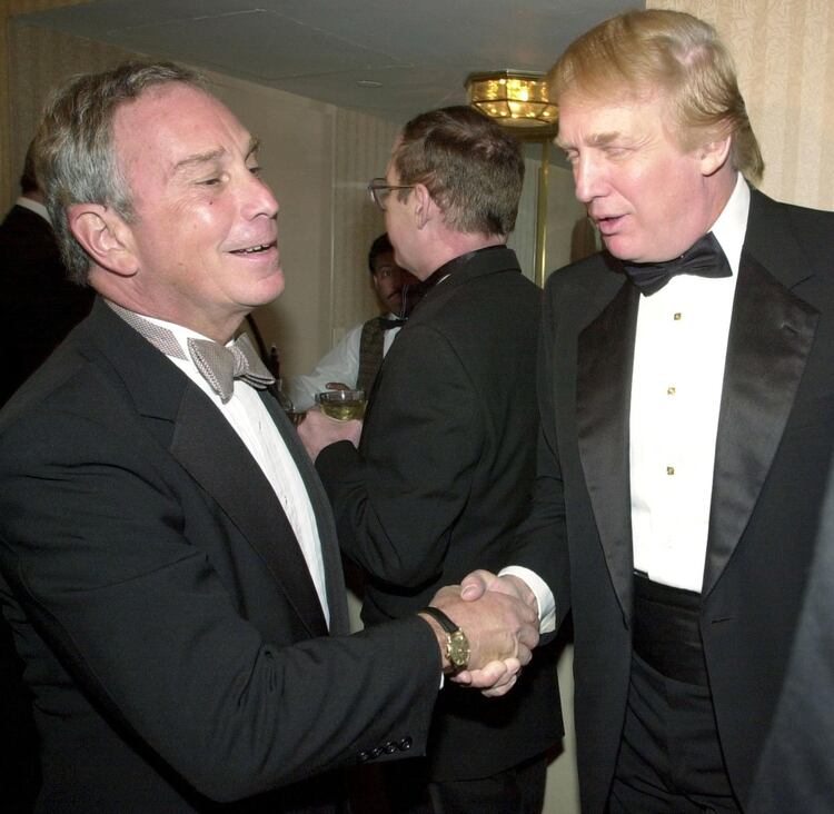 Michael Bloomberg y Donald Trump en una cena en Nueva York en abril de 2001, cuando ninguno era político