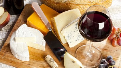 Los quesos también son una buena opción para acompañar los vinos (Shutterstock)
