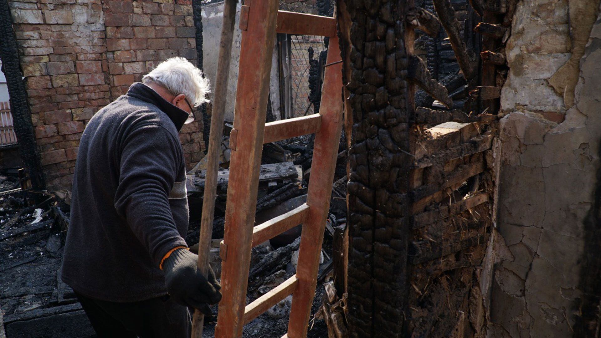 Infobae-in-Kiev-so Una casa bruciata rimane dentro mentre continuano i bombardamenti su Kiev