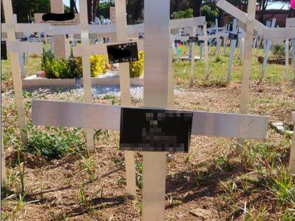 En las cruces escriben los nombres de las mujeres que abortaron, así ellas no hayan dado su consentimiento. Foto: Corriere De La Sera