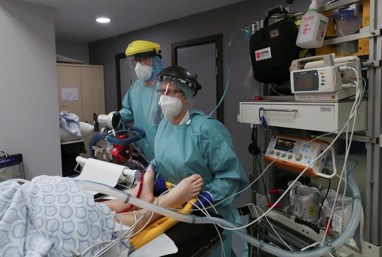 Un paciente es intubado en el Hospital Regional de Citadelle en Bélgica - REUTERS/Yves Herman