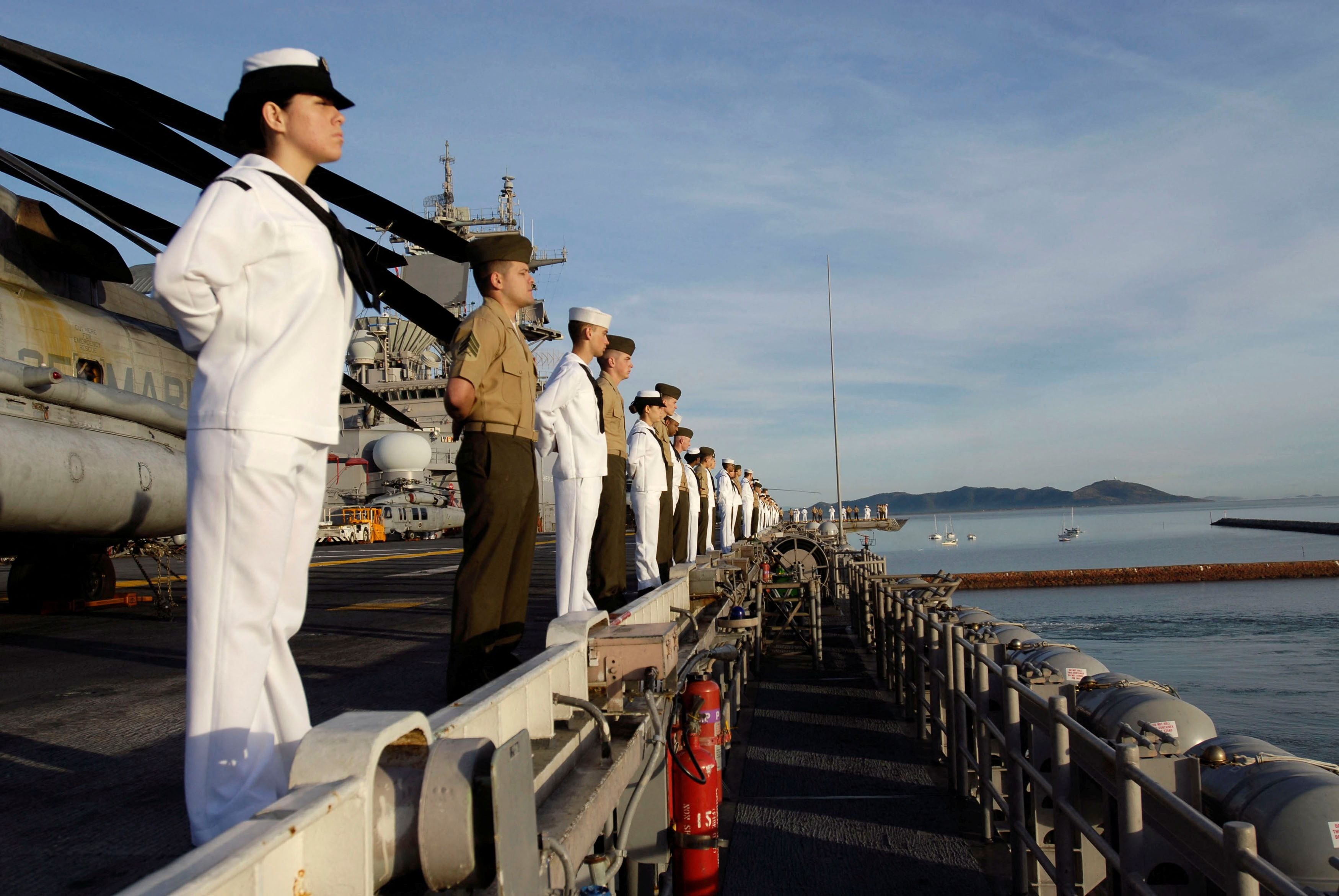 Marineros e bordo del buque de asalto anfibio USS Essex, donde Jinchao Wei era maquinista (REUTERS)