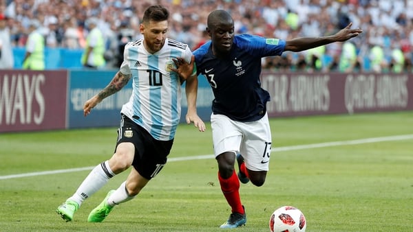 N’Golo Kante y Lionel Messi en acción en el duelo ante Argentina por los octavos de final (Reuters)