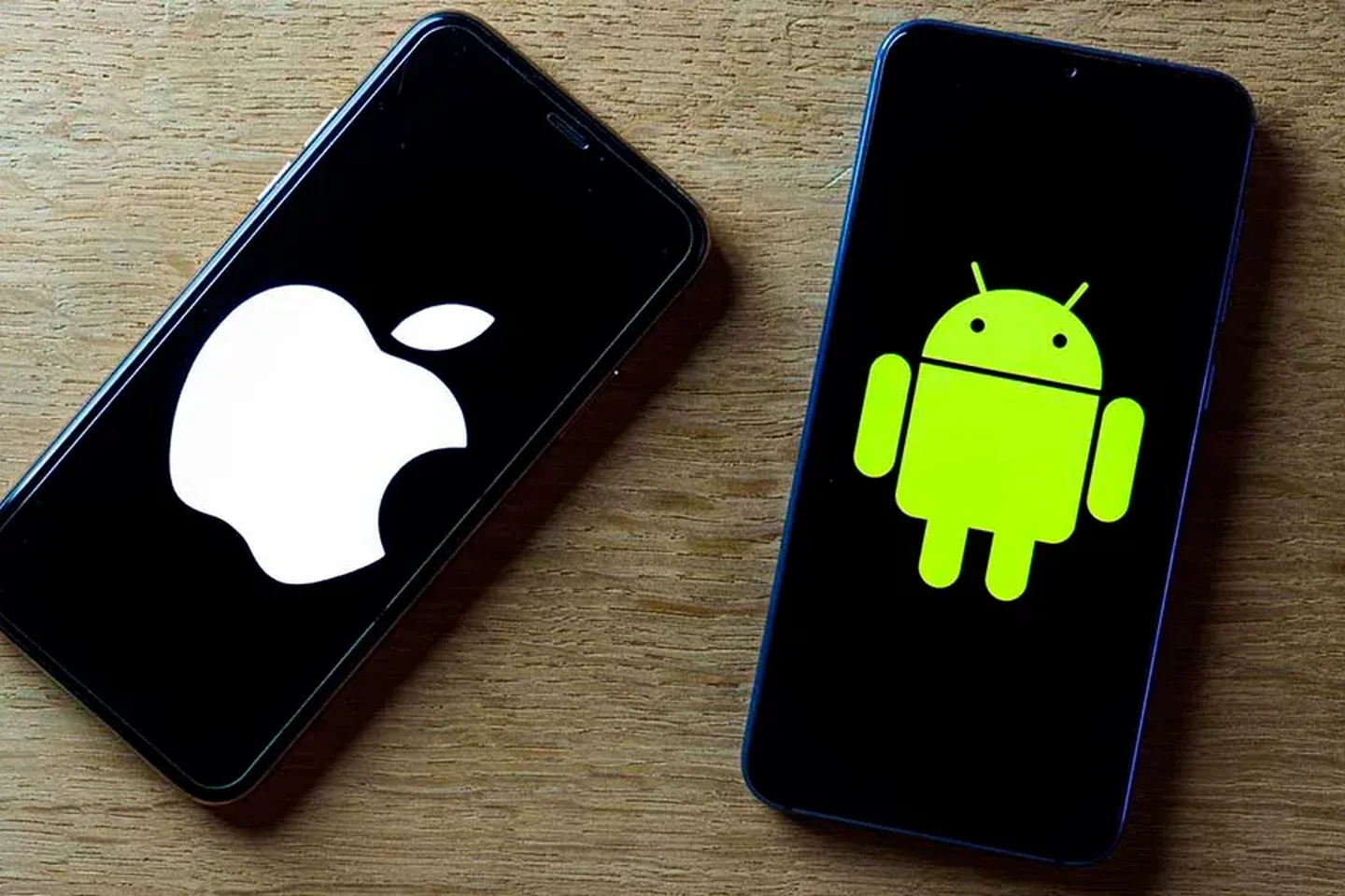 Cómo restaurar de fábrica un móvil Android o un iPhone