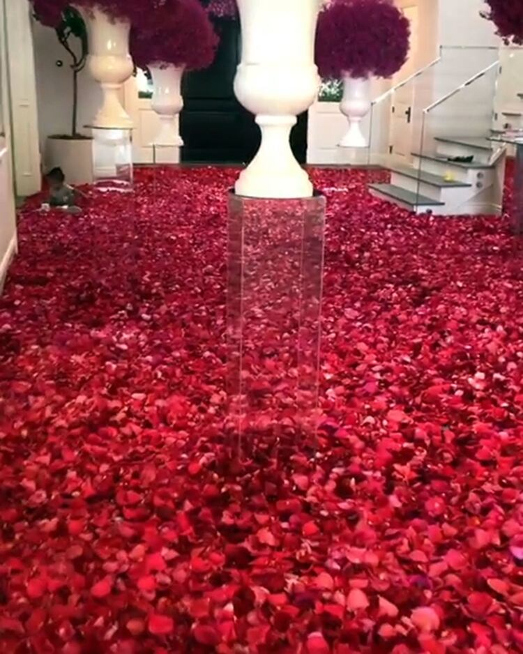 El piso de la casa de Kylie, tapizado de pétalos de rosas