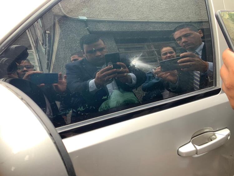 Así quedó uno de los vehículos que trasladaban a los legisladores, que recibió un disparo