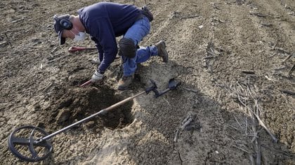 Jim Bailey remueve la tierra en busca de artefactos de la era colonial en un campo, el jueves 11 de marzo de 2021, en Warwick (Foto AP / Steven Senne)