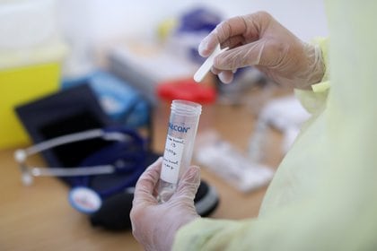 La Comunidad de Madrid anunció que ya cuenta con un test de saliva que aporta una fiabilidad del 98 por ciento para detectar a una persona con coronavirus. REUTERS/Eric Gaillard