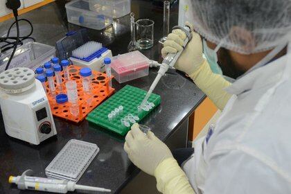 Trabajos en un laboratorio de la India (Reuters)