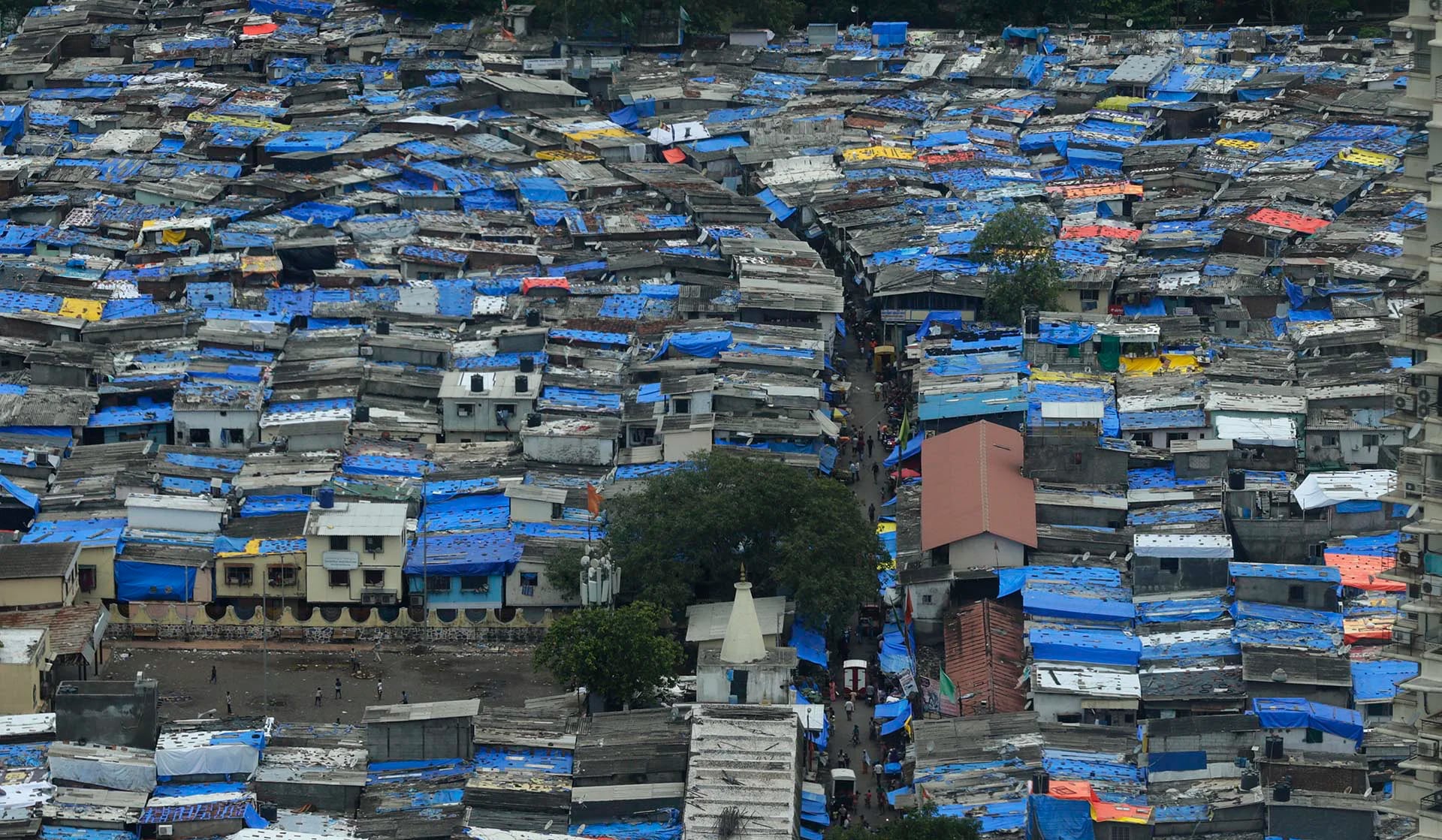 Los tejados de las casas en Mumbai, India, están cubiertos con láminas de plástico como protección contra las lluvias monzónicas