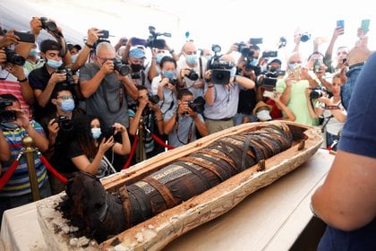 Unos 200 periodistas de todo el mundo presenciaron la apertura de un sarcófago de más de 2600 años de antigüedad. REUTERS/Mohamed Abd El Ghany