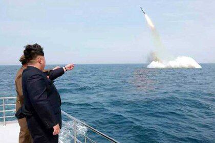 Kim Jong, el líder norcoreano, observa el lanzamiento de un proyectil.