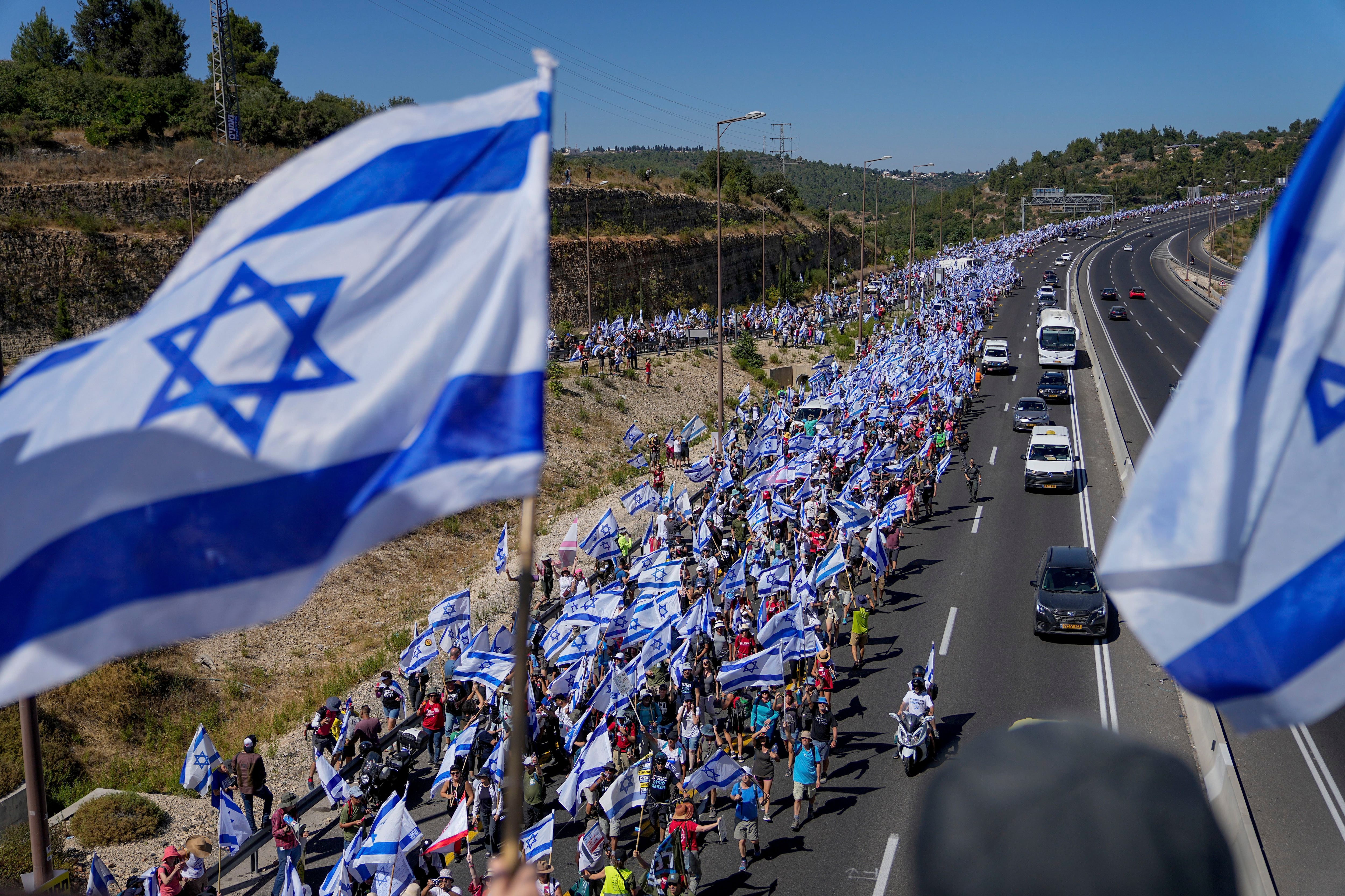 Miles de israelíes marchan por una autopista hacia Jerusalén en protesta por la reforma judicial (AP Foto/Ohad Zwigenberg)
