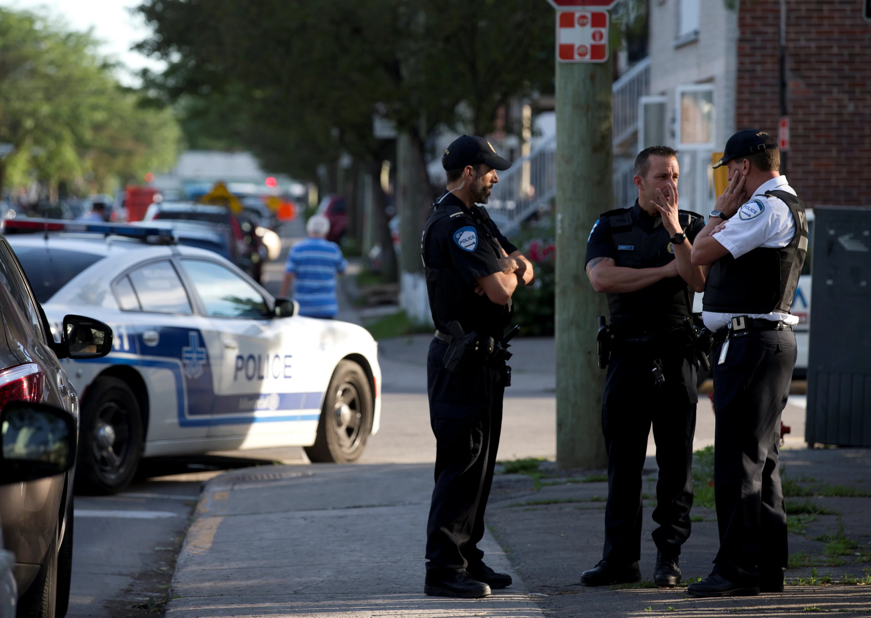 La policía afuera de la casa del sospechoso del ataque, Amor Ftouhi, en Montreal, Quebec, Canadá. (Reuters)