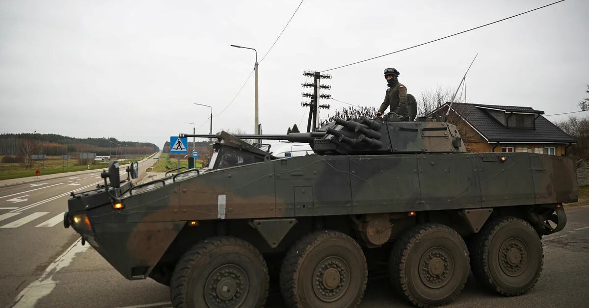 Ukraina zamówiła z Polski 100 czołgów opancerzonych Rosomak, ufundowanych przez Unię Europejską i Stany Zjednoczone.
