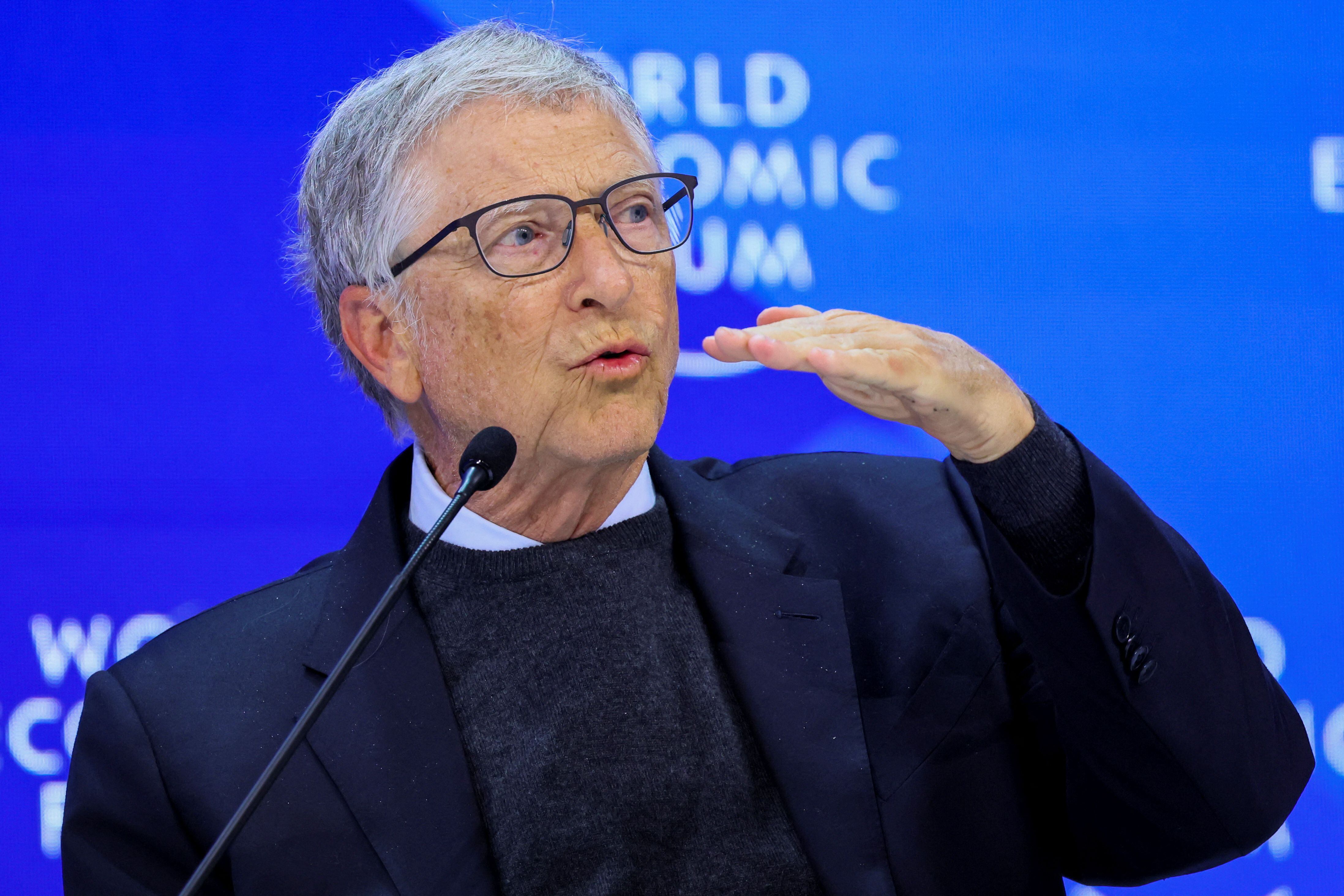 Gates abandonó Harvard para dedicarse a Microsoft y se convirtió en un pionero del software personal. (REUTERS/Denis Balibouse)
