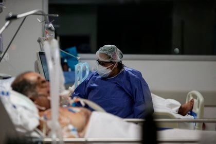 La situación de los hospitales del AMBA es crítica, pero Kicillof reveló que en los últimos días bajaron la ocupación de camas de terapia intensiva (EFE/Juan Ignacio Roncoroni/Archivo)
