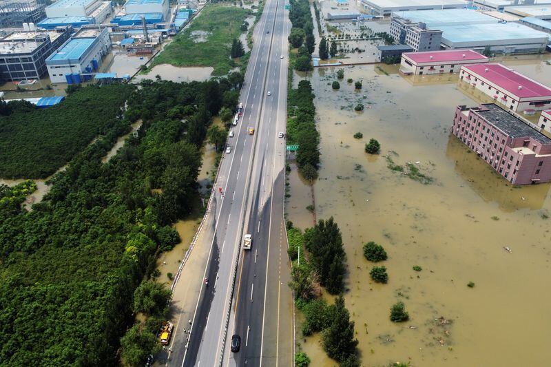 FOTO DE ARCHIVO: Una vista aérea muestra edificios industriales inundados junto a una autopista tras fuertes lluvias en Xinxiang, provincia de Henan, China (REUTERS/Aly Song)