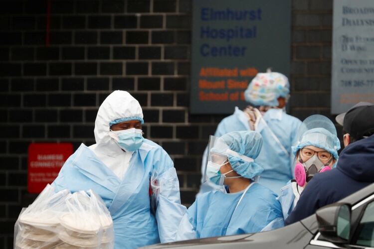 Trabajadores de la salud en el hospital Elmhurst en Nueva York (REUTERS/Lucas Jackson)