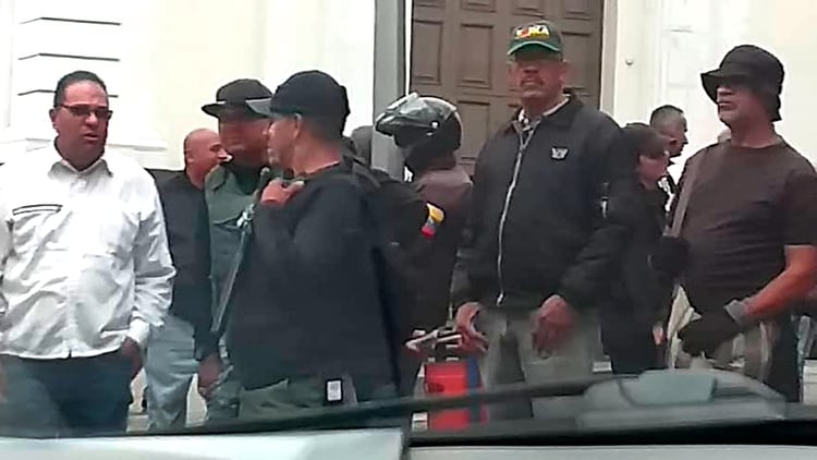 Desde la mañana temprano un importante número de colectivos se hizo presente en el Palacio Legislativo