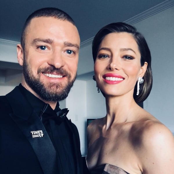 Justin Timberlake lució el pin y su esposa, la actriz Jessica Biel se vistió de negro