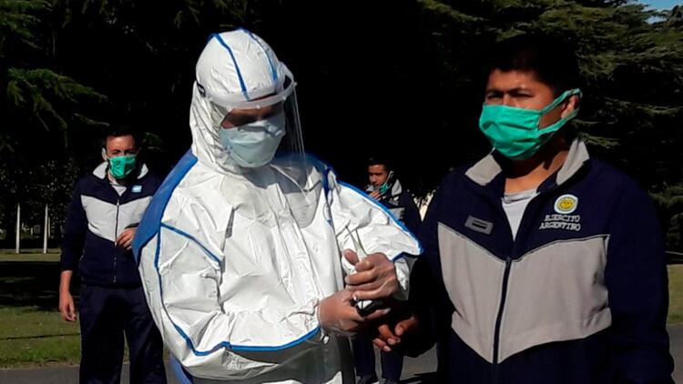 El personal de salud realiza un control exhaustivo