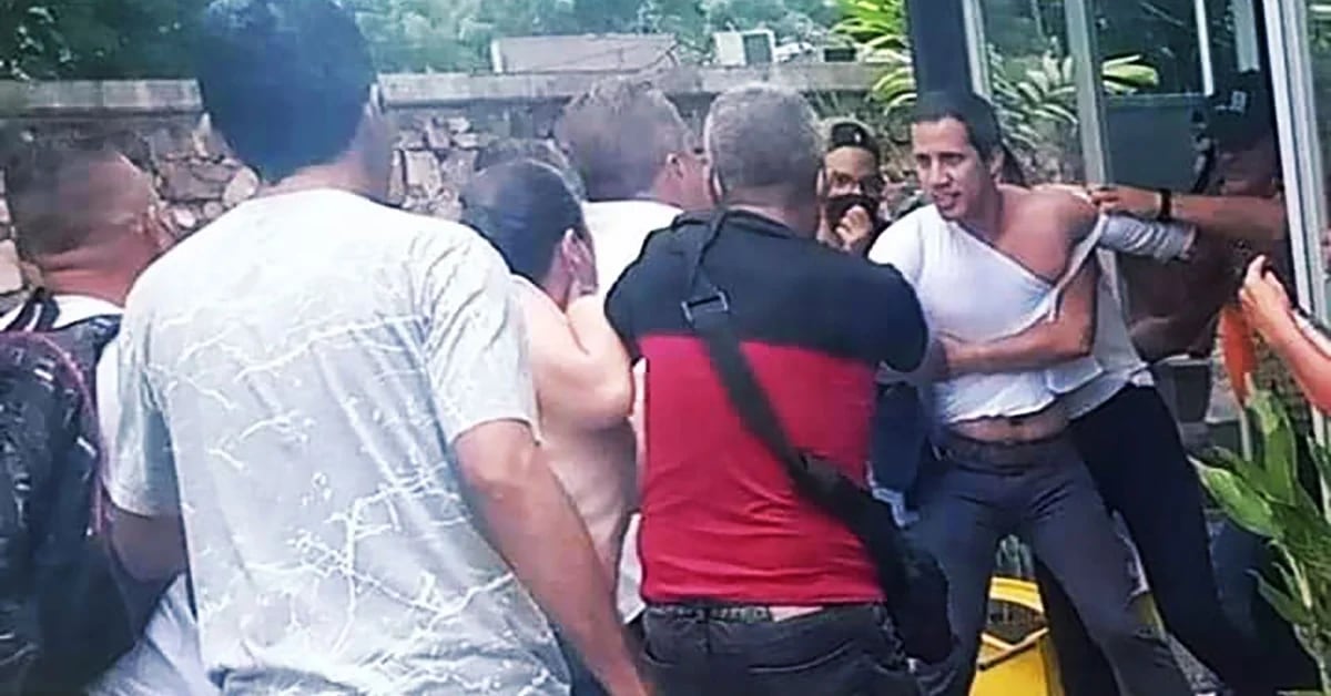 Un Chavestas arrabbiato attaccò brutalmente Juan Guaido