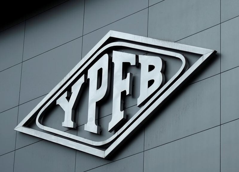 Foto de archivo: El logo de la petrolera estatal YPFB (Yacimientos Petrolíferos Fiscales Bolivianos) se ve en el edificio de su sede en La Paz, Bolivia, el 11 de enero de 2019. REUTERS/David Mercado
