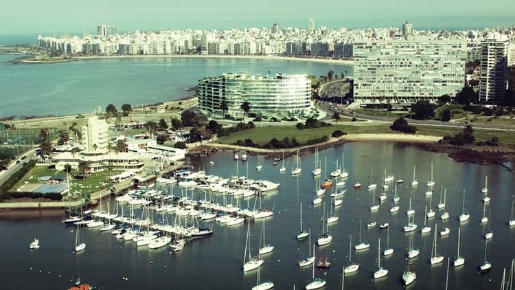  Puerto del Buceo en Montevideo, desde all parten las lanchas que llevan a los prcticos argentinos a sus naves