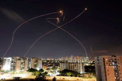 El sistema antimisiles Iron Dome de Israel intercepta cohetes lanzados desde la Franja de Gaza, visto desde Ashkelon, Israel