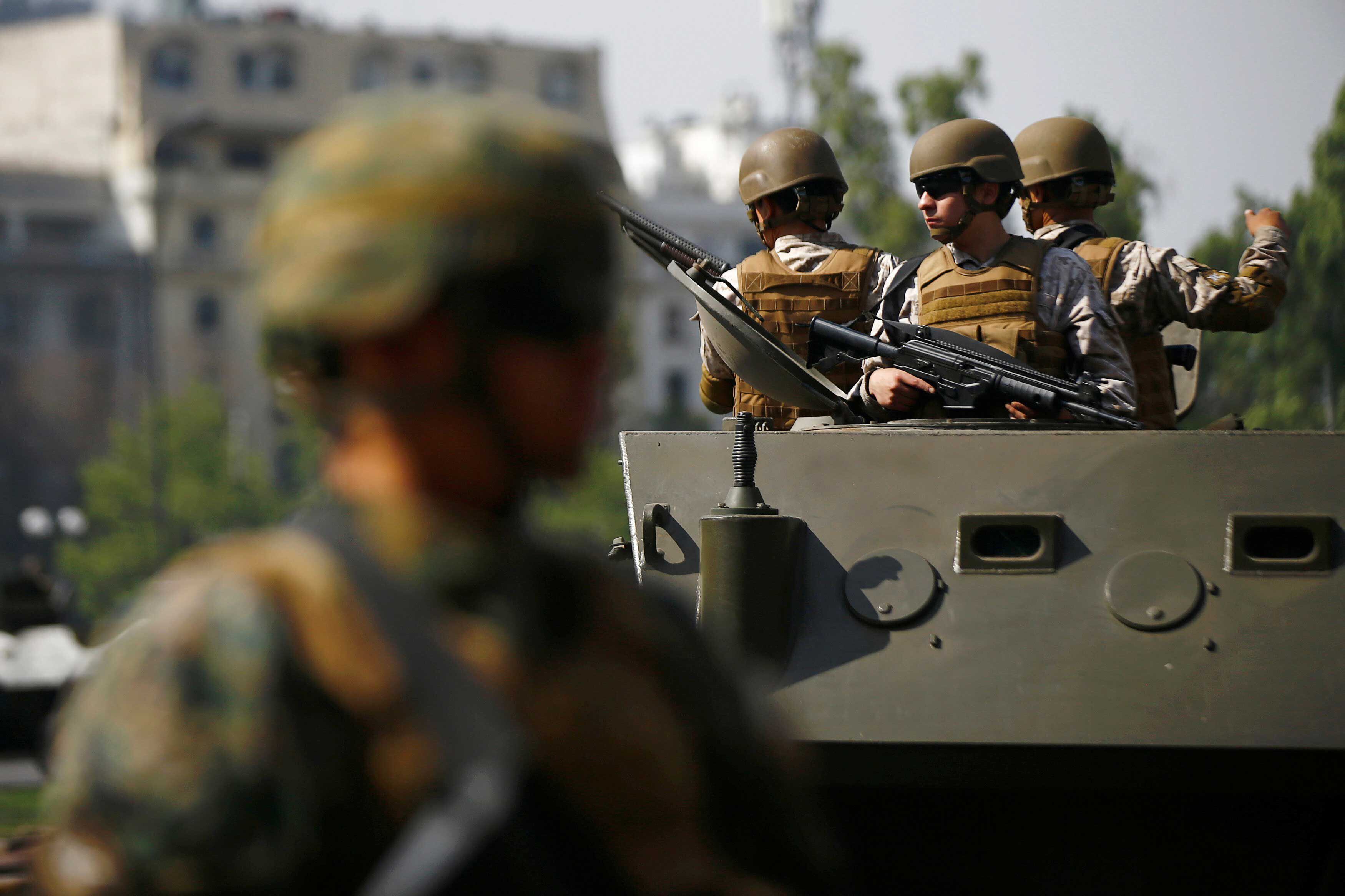 Militares patrullan las calles de Santiago (REUTERS)