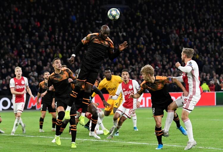 Futbolista francés-belga de origen congoleño, militó en Standard Lieja, Porto, Manchester City, Everton y su equipo actual es el Valencia. Debutó en la selección francesa Sub-21 en 2010 y formó parte de la lista final para la Copa Mundial de 2014. Foto: REUTERS/Piroschka van de Wouw