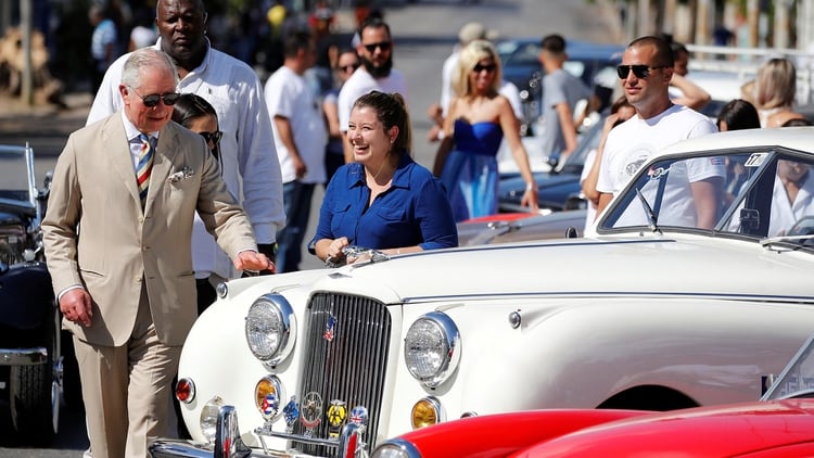 El príncipe Carlos junto a uno de los autos de colección en La Habana (Reuters)