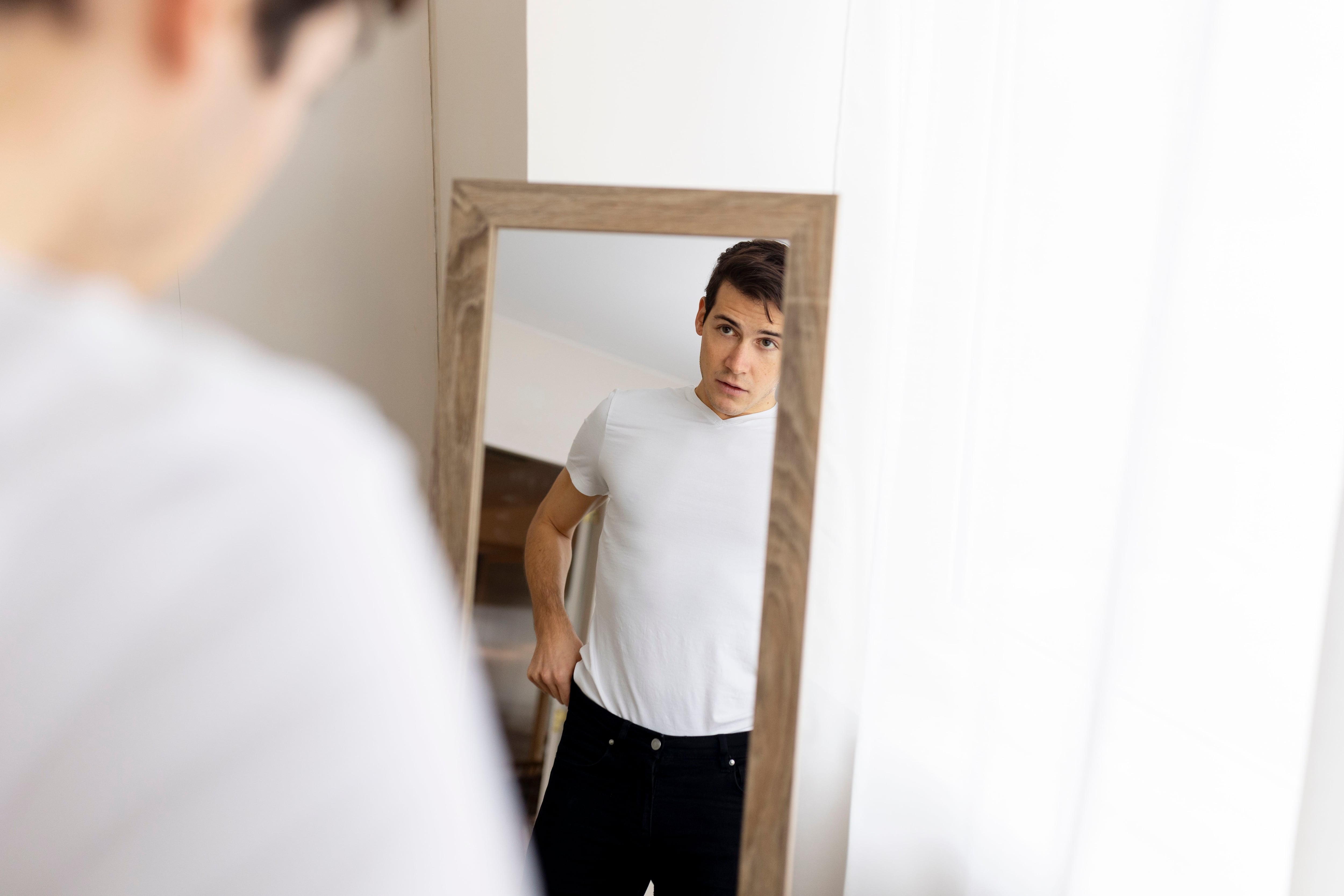 Qué significa que una persona revise su apariencia en el espejo  constantemente, según la psicología - Infobae