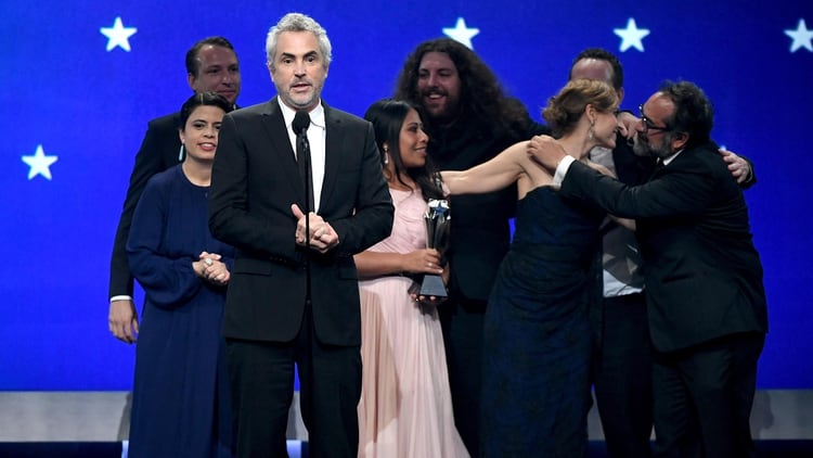 Alfonso Cuarón y el elenco de “Roma” reciben el premio a la mejor película (Kevin Winter/Getty Images/AFP)