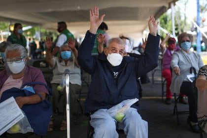 Un hombre de edad avanzada se ejercita después de recibir la vacuna Sputnik V contra la enfermedad del coronavirus  (COVID-19) en Xochimilco, en las afueras de Ciudad de México, México, 3 de marzo de 2021. REUTERS/Edgard Garrido