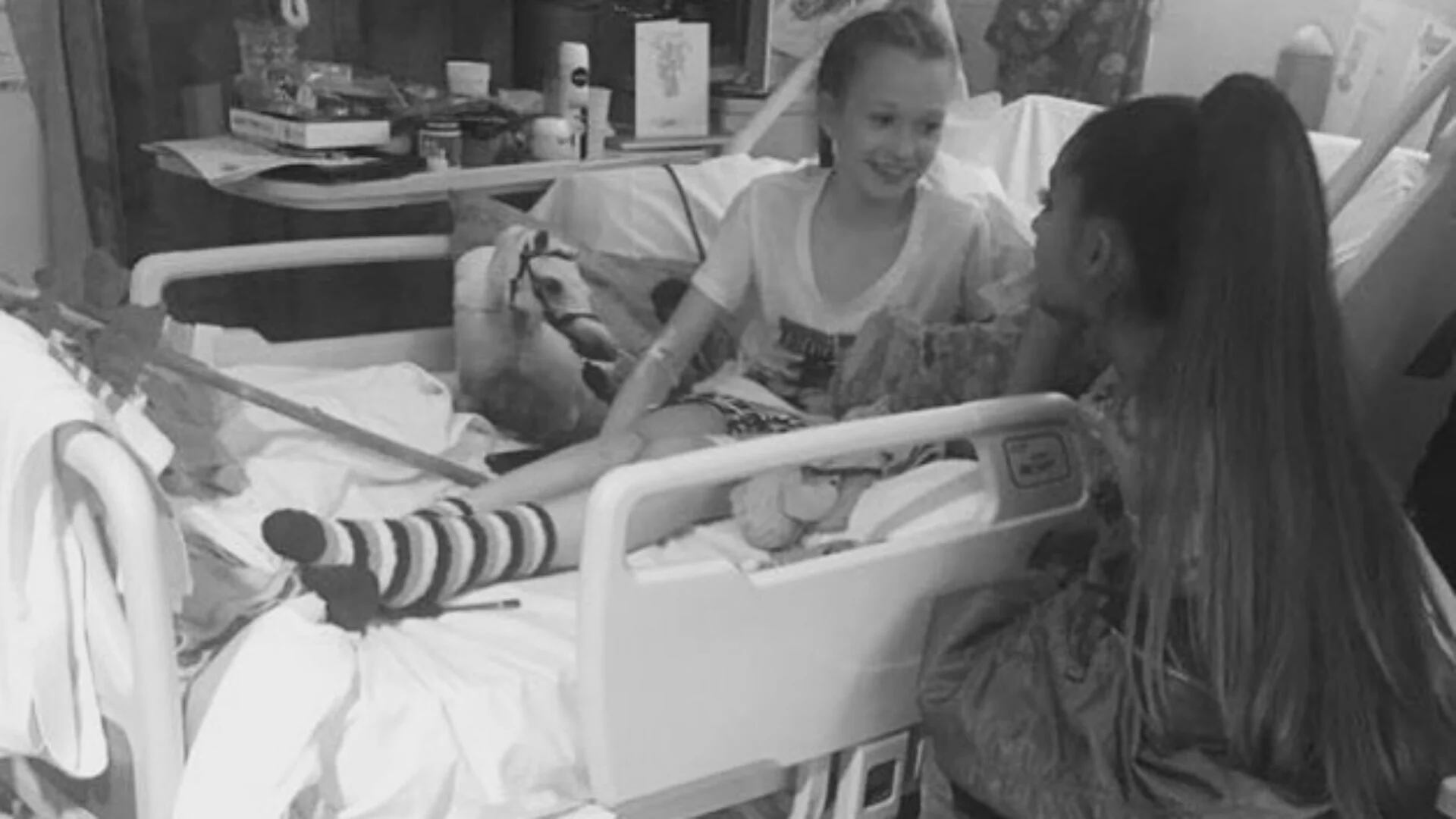 Ariana Grande junto a una de las víctimas en el hospital en Manchester. (Instagram)