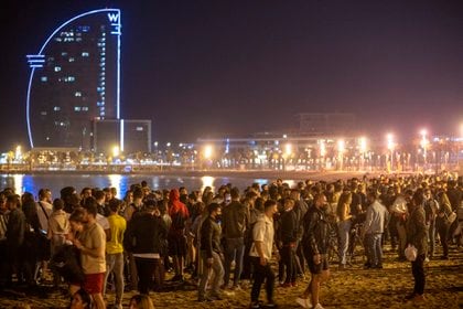 La multitud en la playa de Barcelona (AP)