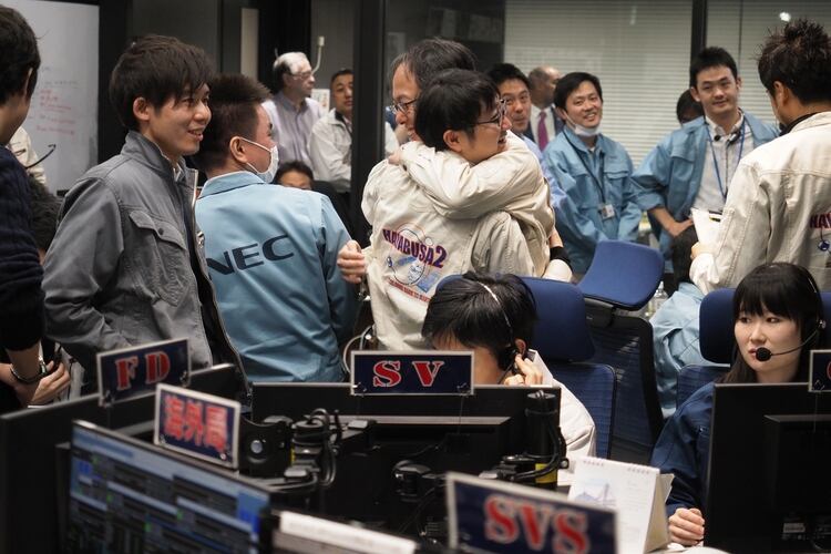 La alegría de los científicos japoneses cuando la sonda dio una señal positiva (ISAS-JAXA / AFP)