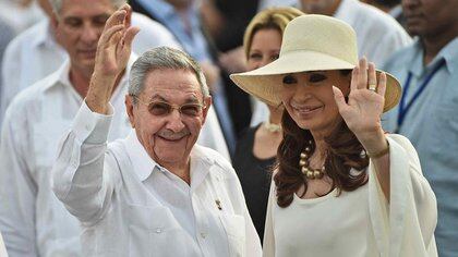 La ex presidenta argentina junto al líder comunista Raúl Castro