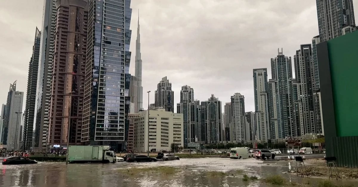 Video: Heavy rains and floods paralyze Dubai Airport and its roads