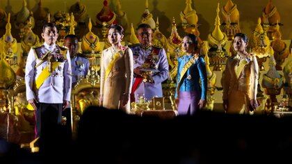 El rey Maha Vajiralongkorn, la reina Suthida, las princesas Bajrakitiyabha y Sirivannavari Nariratan rememorando el cumpleaños del rey anterior y padre del actual monarca Bhumibol Adulyadej (Reuters)